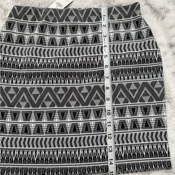 Express Geometric Black and White Pencil Skirt - Picture 4 of 4